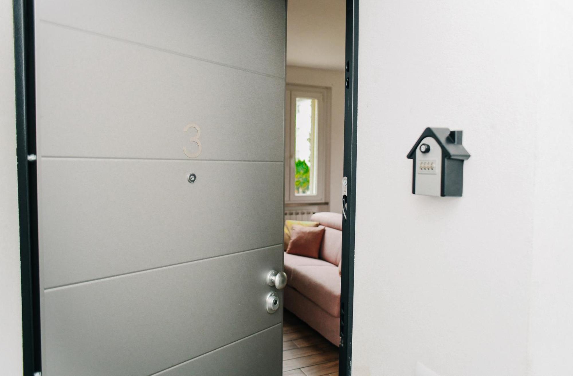Lora Diamond Suite ,Free Parking, Self Check In,3 Como Bagian luar foto