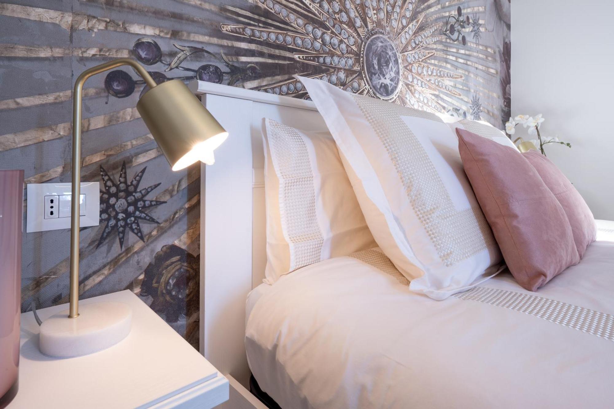Lora Diamond Suite ,Free Parking, Self Check In,3 Como Bagian luar foto